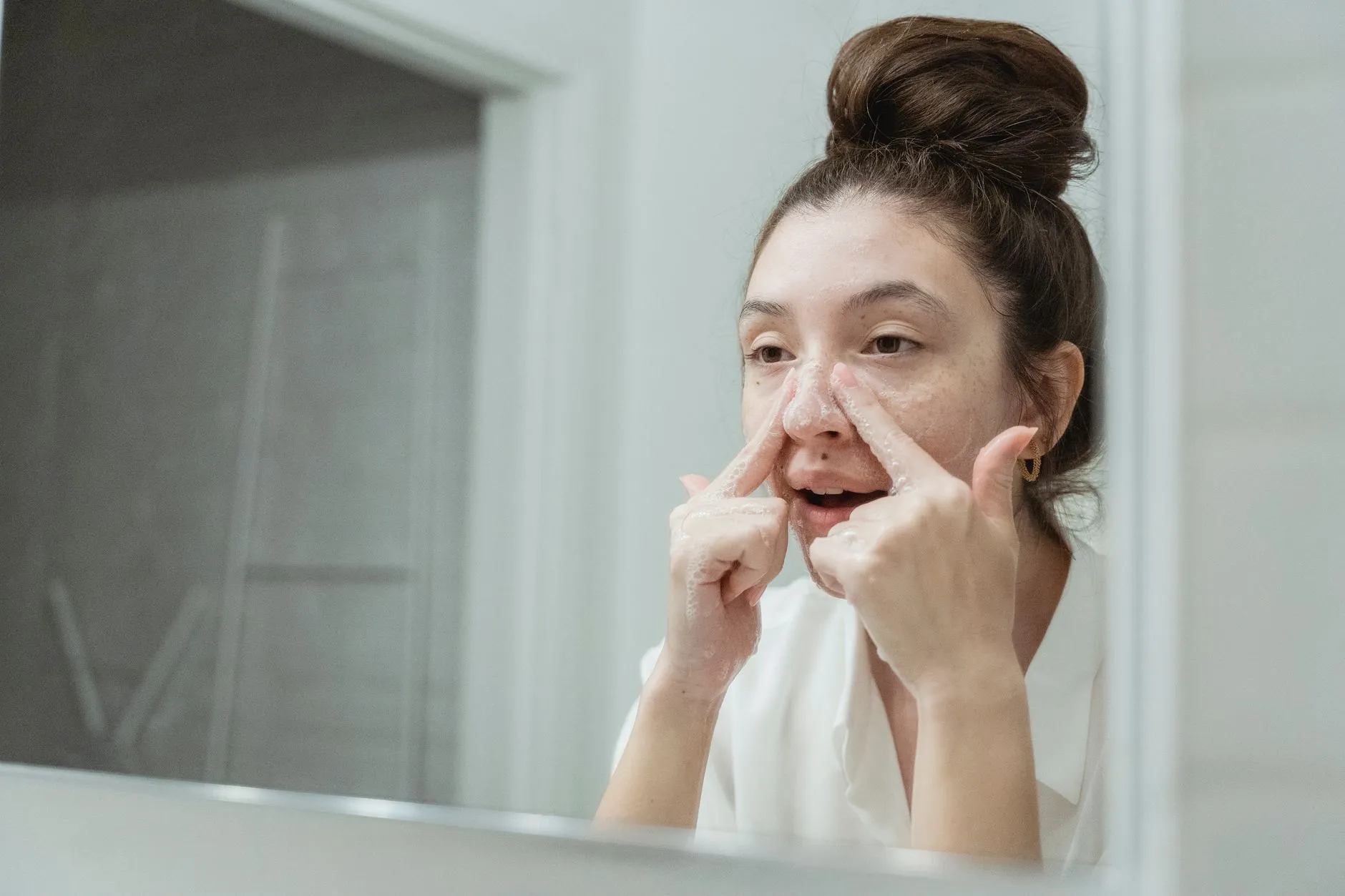 Người phụ nữ rửa mặt làm sạch da nhẹ nhàng