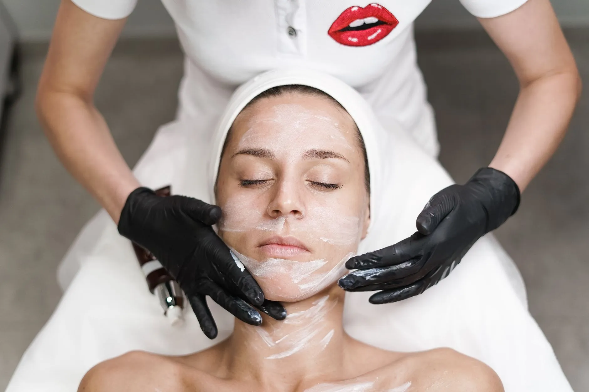 Người phụ nữ chăm sóc và làm sáng da mặt