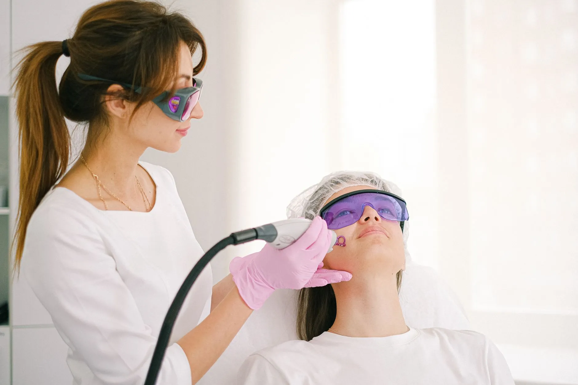 Người phụ nữ được điều trị da bằng thiết bị laser tại phòng khám