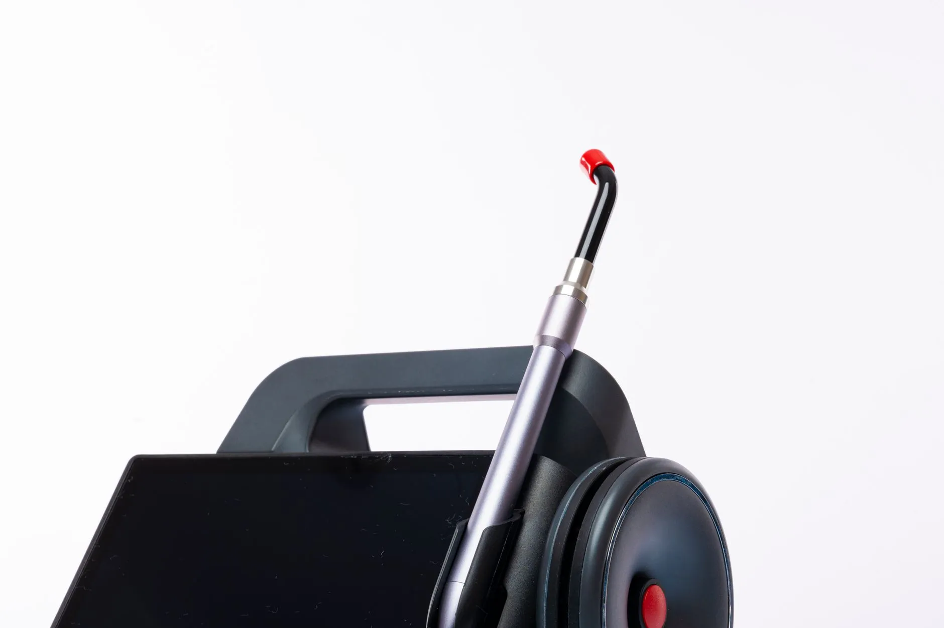Tay cầm của máy laser gắn trên thân máy điều trị.