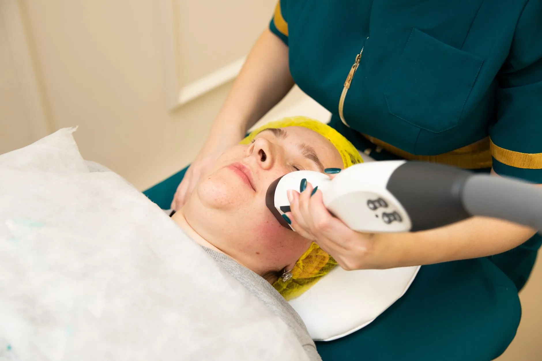Buổi điều trị bằng thiết bị laser trên vùng mặt.