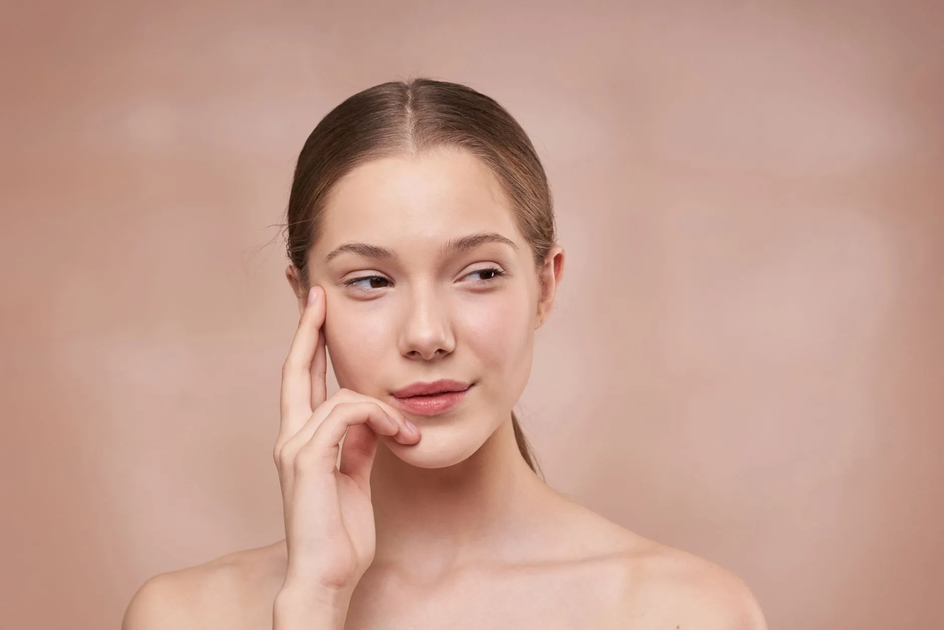 Cận cảnh làn da mịn, ít bóng dầu của người phụ nữ