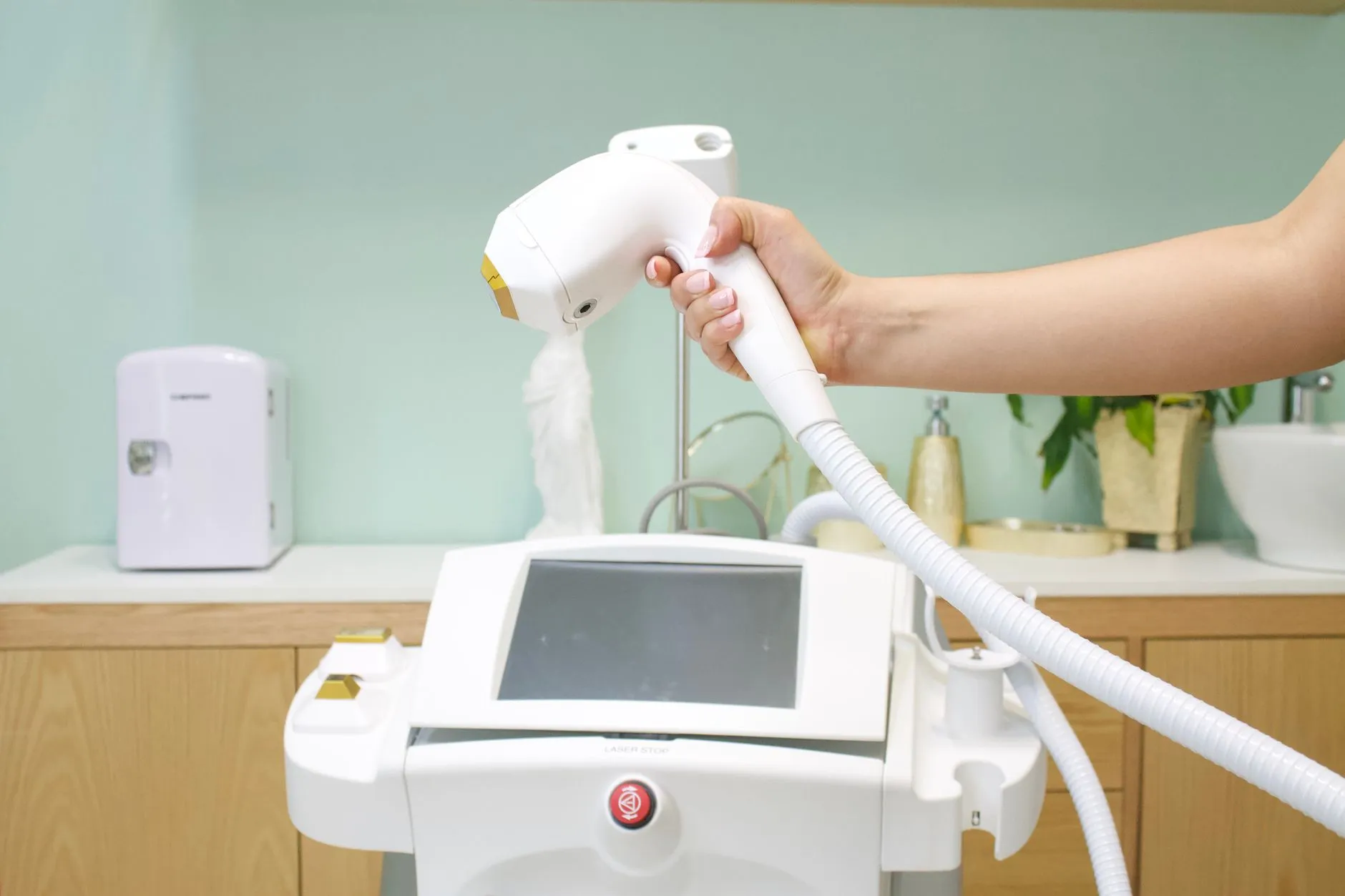 Tay cầm đầu phát của một thiết bị điều trị da liễu tại phòng khám.