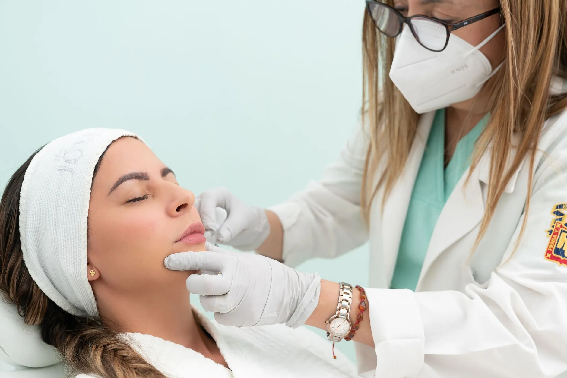 Bác sĩ tư vấn phương pháp trẻ hóa da cho khách