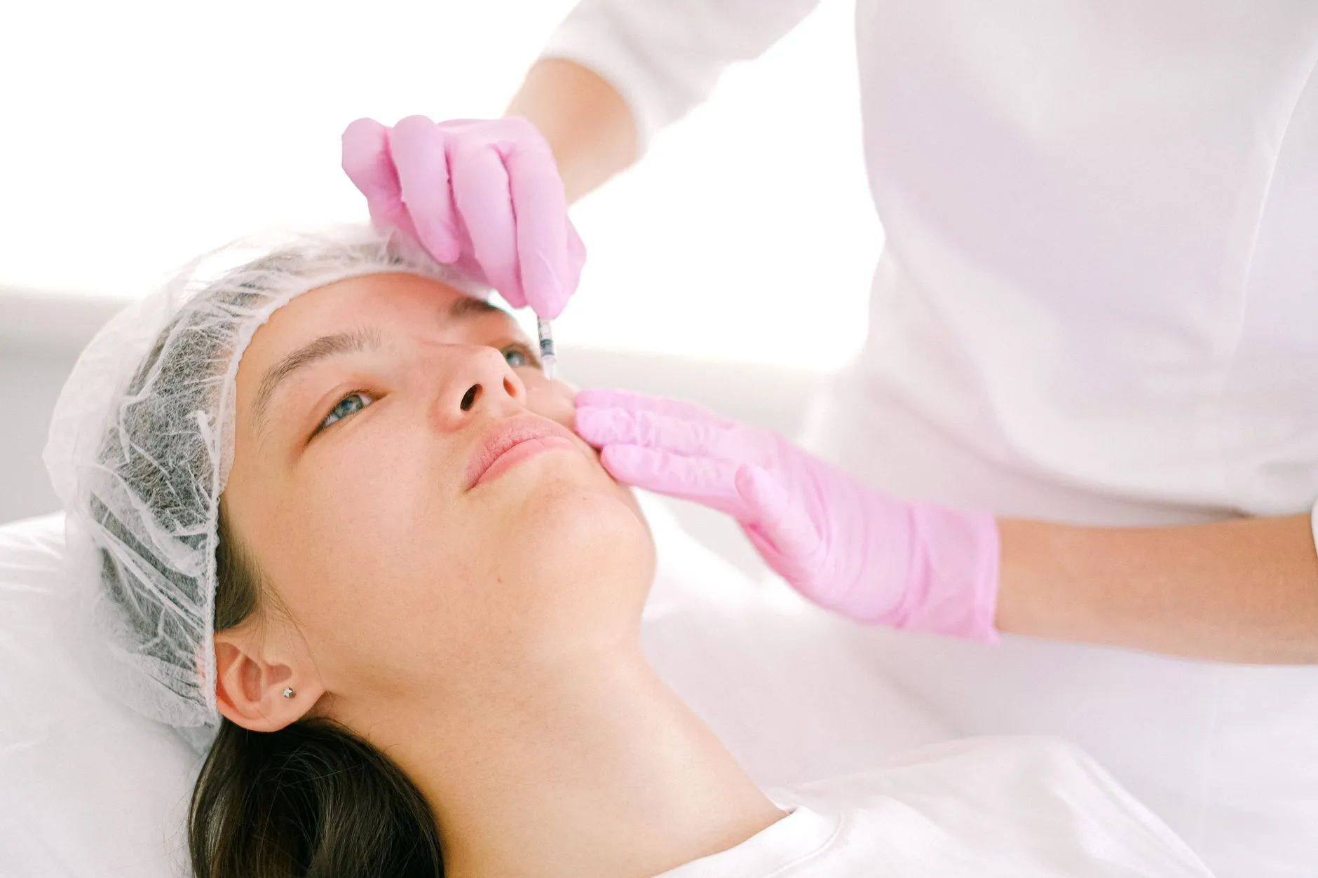 Bác sĩ thực hiện thủ thuật tiêm thẩm mỹ nội khoa trên da mặt tại phòng khám.
