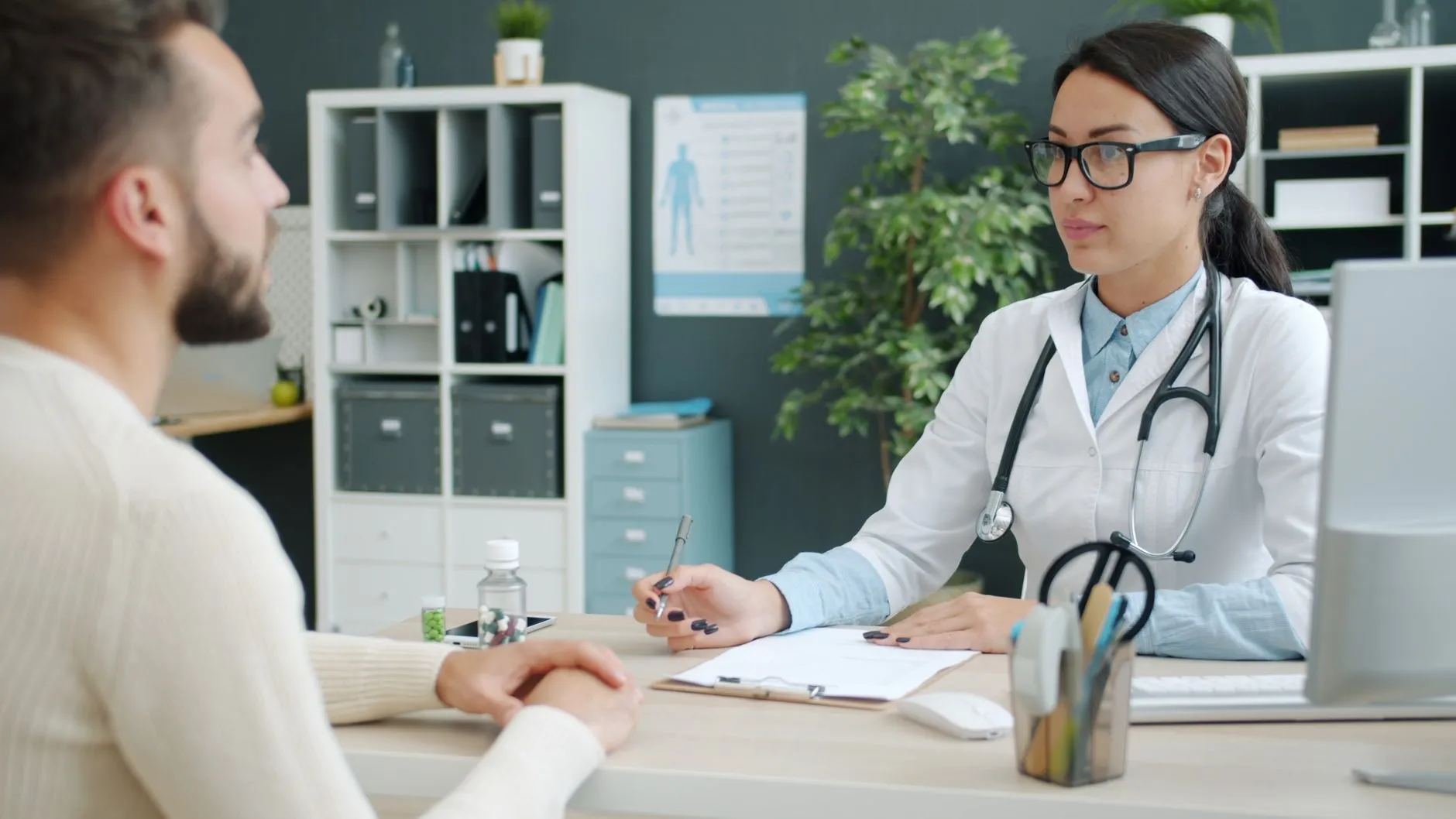 Bác sĩ đang trao đổi với một người bệnh trong buổi khám tại phòng khám.