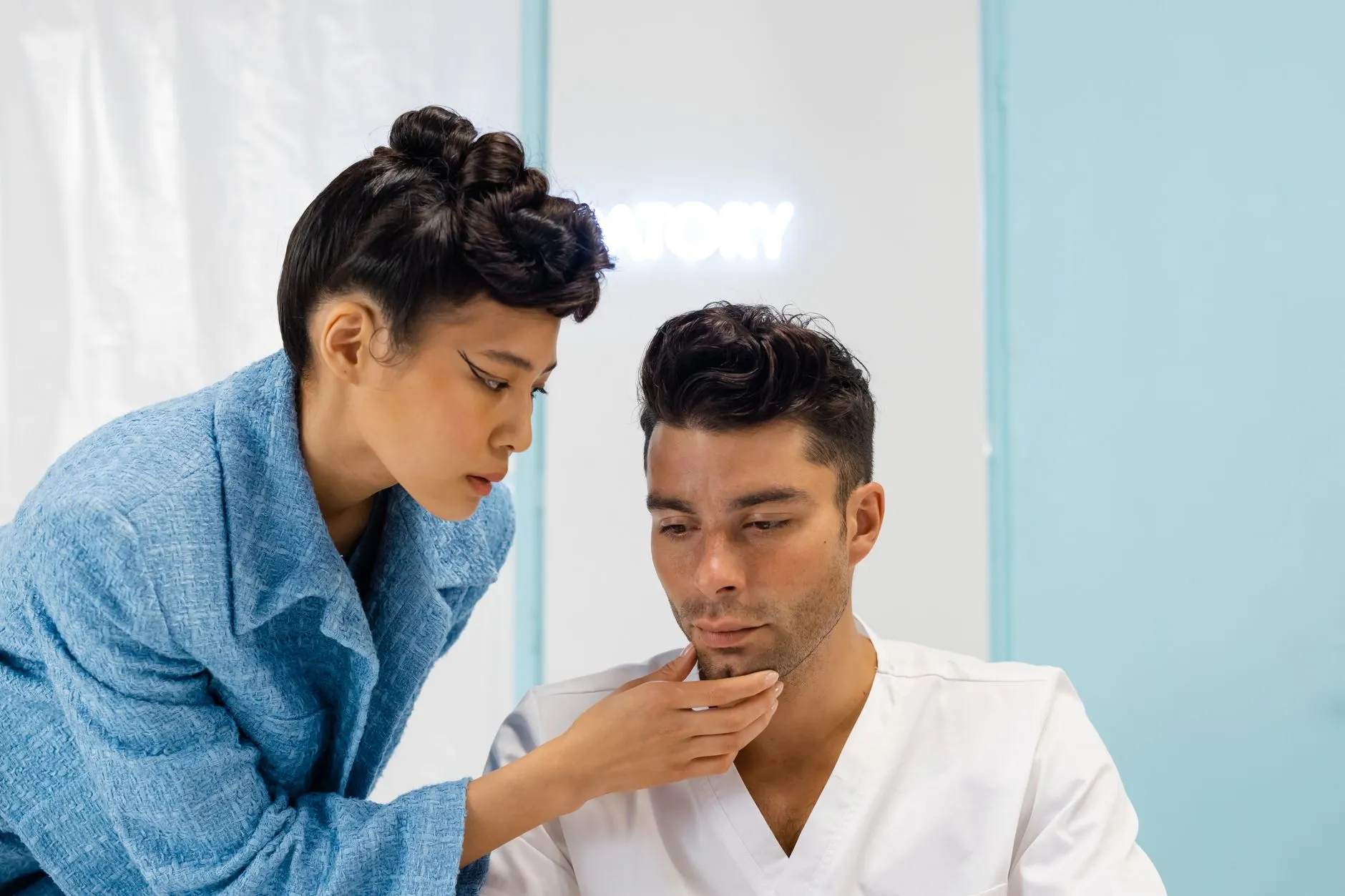 Bác sĩ khám và đánh giá vùng mặt cho khách tại phòng khám